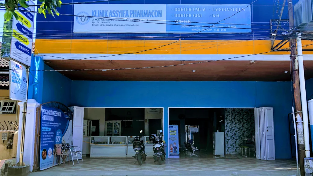 Ruang pemeriksaan modern dan bersih di klinik umum Makassar dengan fasilitas yang menunjang kenyamanan pasien.