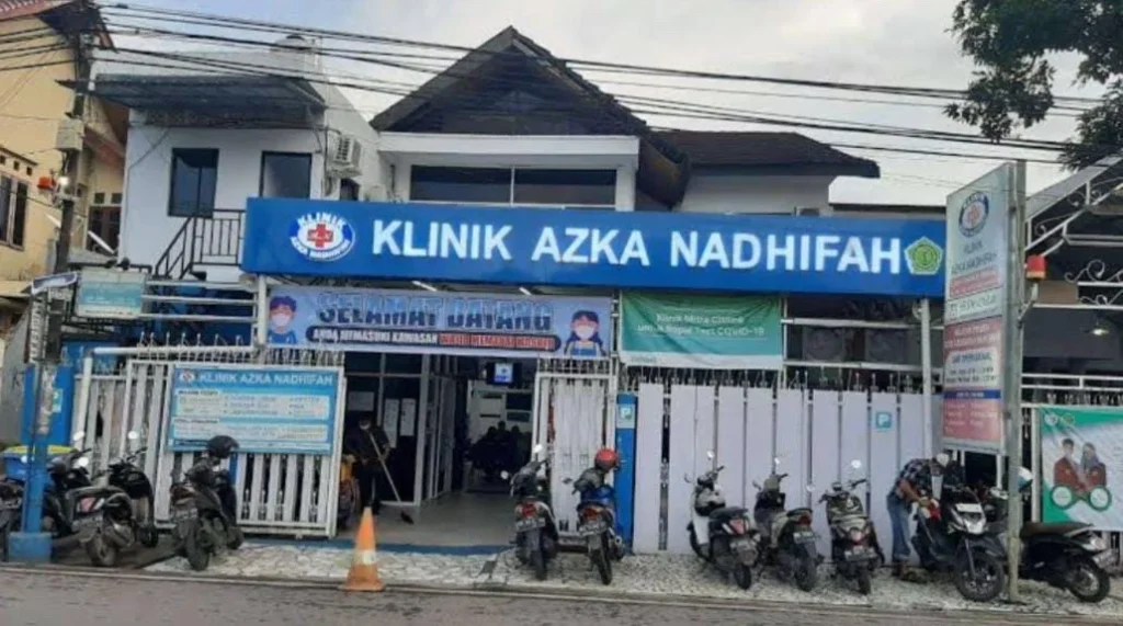 Ruang konsultasi nyaman dan bersih di klinik umum Makassar dengan pelayanan ramah bagi pasien.