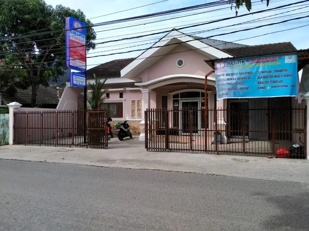 Area administrasi dan ruang periksa rapi di klinik umum Makassar yang membantu pasien memahami alur layanan dengan mudah.