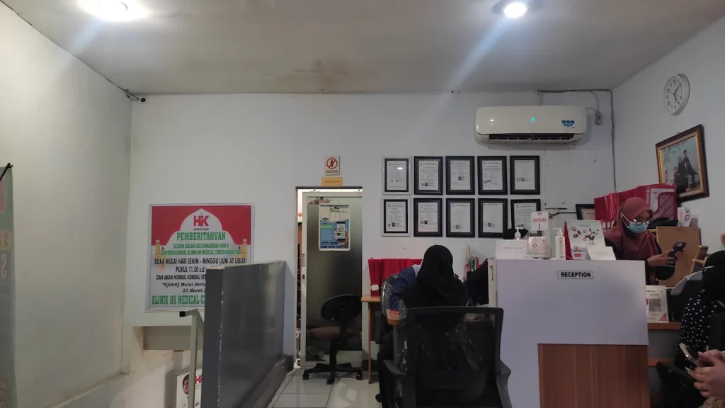 Meja pendaftaran dan ruang konsultasi bersih di klinik umum Makassar dengan penataan ruang yang rapi dan nyaman.Meja pendaftaran dan ruang konsultasi bersih di klinik umum Makassar dengan penataan ruang yang rapi dan nyaman.