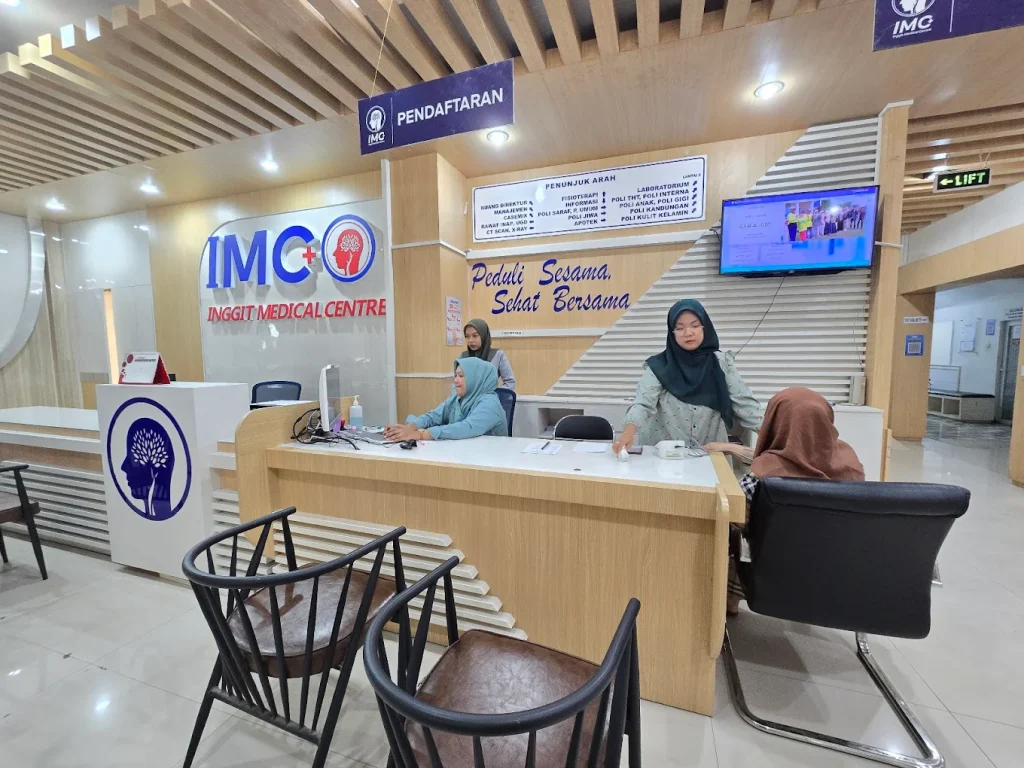 Ruang tunggu rapi dan ber-AC di klinik umum Makassar yang membuat pasien nyaman saat menunggu giliran.