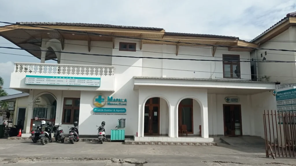 Ruang tunggu bersih dan terang di klinik umum Makassar dengan alur pelayanan tertata rapi untuk kenyamanan pasien.