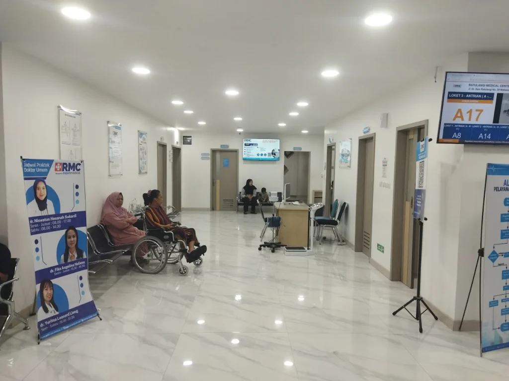Ruang periksa tertata dan bersih di klinik umum Makassar yang membantu pasien merasa lebih tenang saat konsultasi.