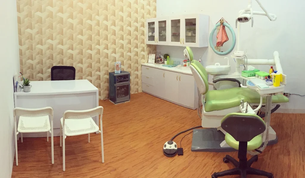 Interior klinik yang harum, bersih, dan tertata di klinik umum Makassar yang memberikan kenyamanan sejak pertama datang.