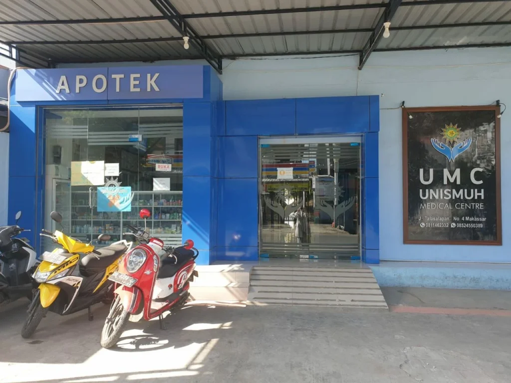 Fasilitas ruang perawatan lengkap dan bersih di klinik umum Makassar dengan suasana nyaman untuk pemeriksaan dan terapi.